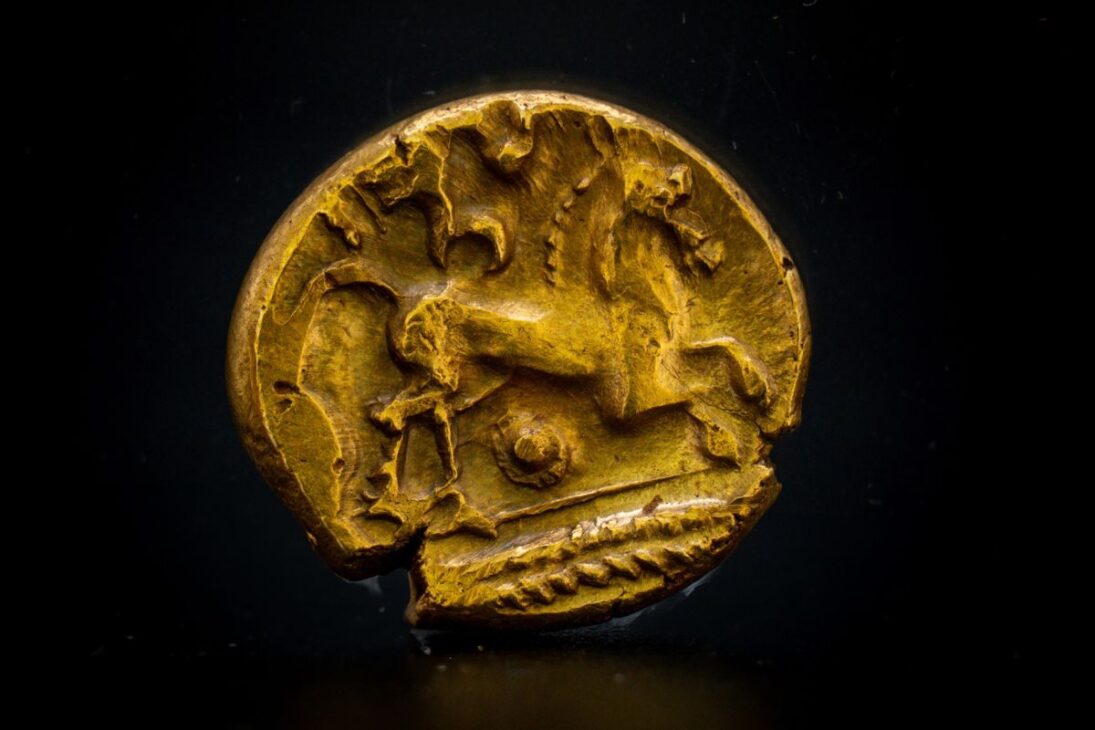El Mayor Tesoro De Monedas De Oro Encontrado Cerca De Chelmsford Revela Pistas De La Edad De Hierro, Posible Lazo Con Julio César Y Refuerza El Papel Del Museo De Chelmsford En La Preservación Pública Del Conjunto.
