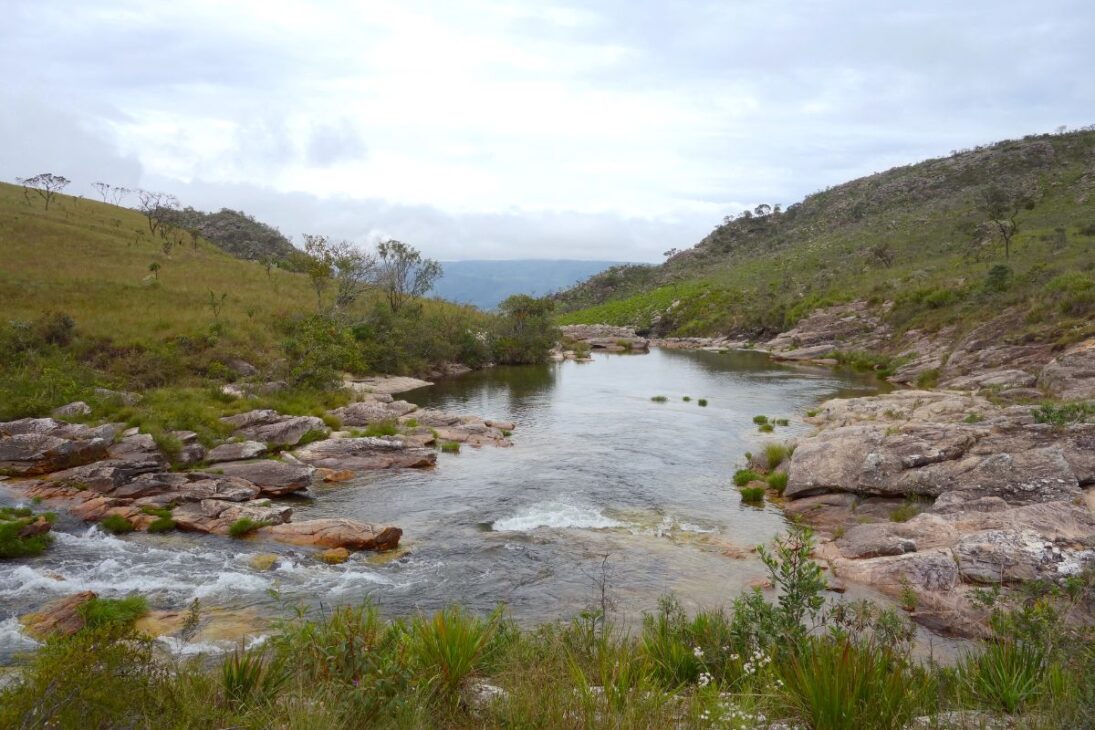 El Viejo Chico nace en la Serra da Canastra, atraviesa el sertón, sustenta la Caatinga y llega al Océano Atlántico como el río que mantiene ciudades, biodiversidad y millones de personas en Brasil.
