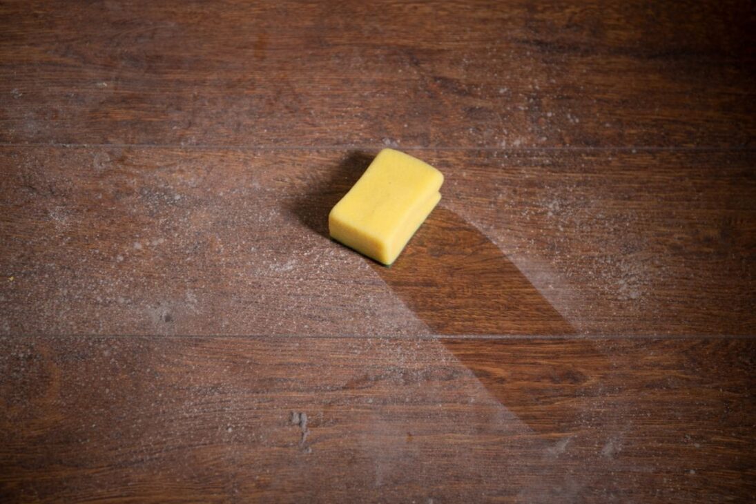 Polvo en habitación cerrada: la capa gris surge cuando las partículas se acumulan y la humedad intensifica el problema.