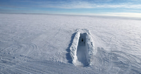 Entrada escavada no gelo da Antártida que abriga o cofre mundial de núcleos glaciais criado para preservar registros climáticos da Terra.