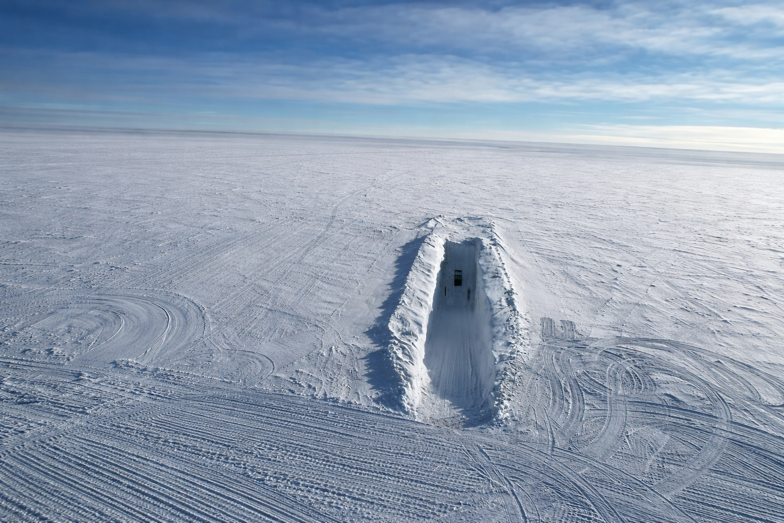 Entrada escavada no gelo da Antártida que abriga o cofre mundial de núcleos glaciais criado para preservar registros climáticos da Terra.