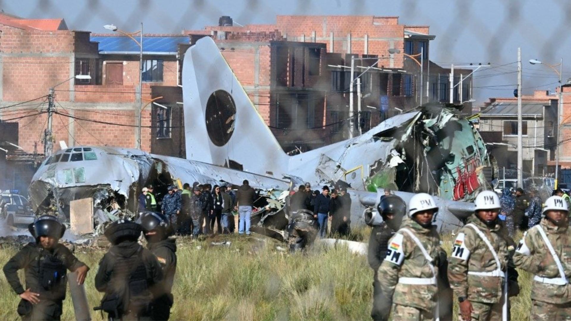 Avião Hércules acidentado próximo ao aeroporto de El Alto