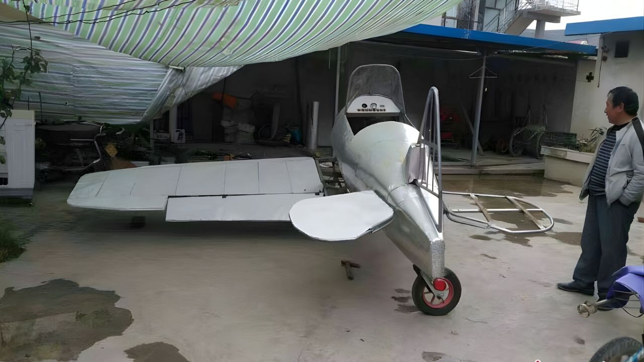 Sin haber jamás entrado a una escuela de aviación, un agricultor chino pasó años estudiando aerodinámica solo y terminó construyendo en el tejado de su casa un avión movido a motor de moto