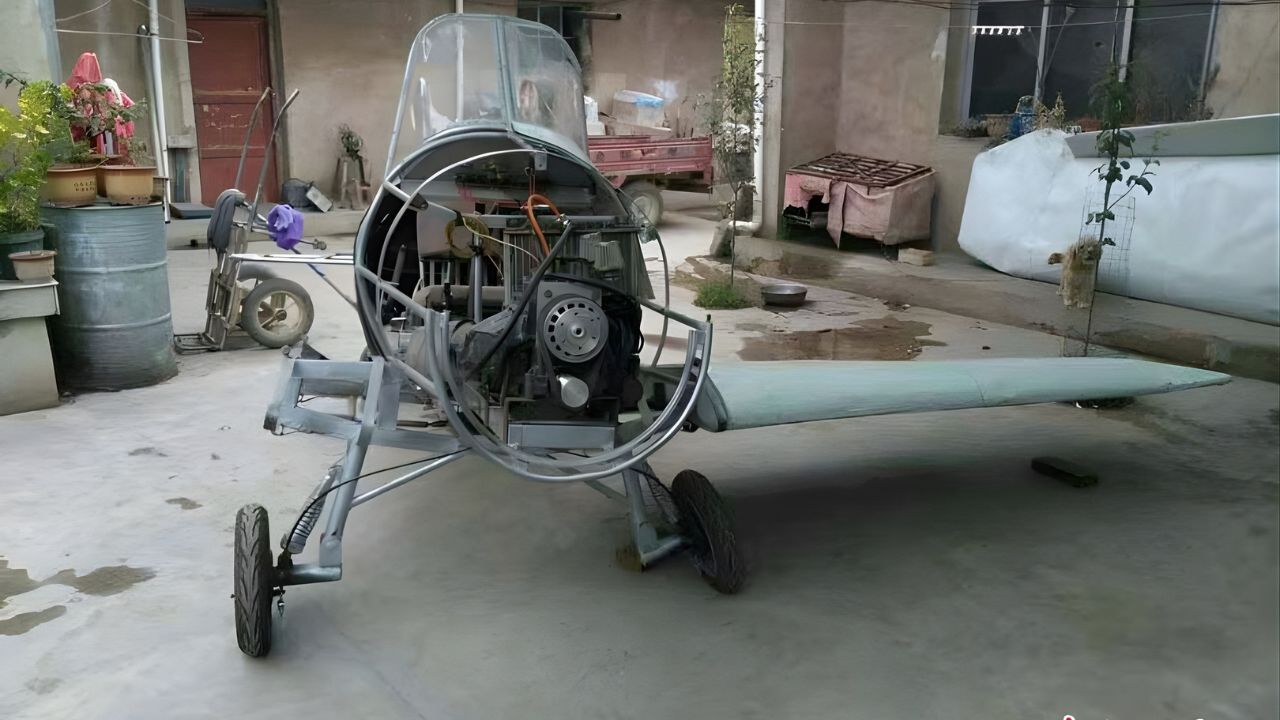 Sin haber jamás entrado a una escuela de aviación, un agricultor chino pasó años estudiando aerodinámica solo y terminó construyendo en el tejado de su casa un avión movido a motor de moto