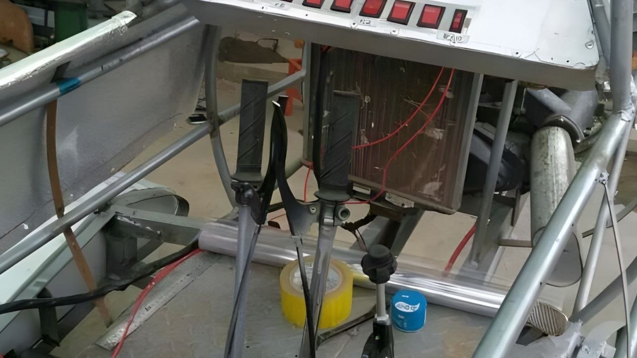 Sin haber jamás entrado a una escuela de aviación, un agricultor chino pasó años estudiando aerodinámica solo y terminó construyendo en el tejado de su casa un avión movido a motor de moto