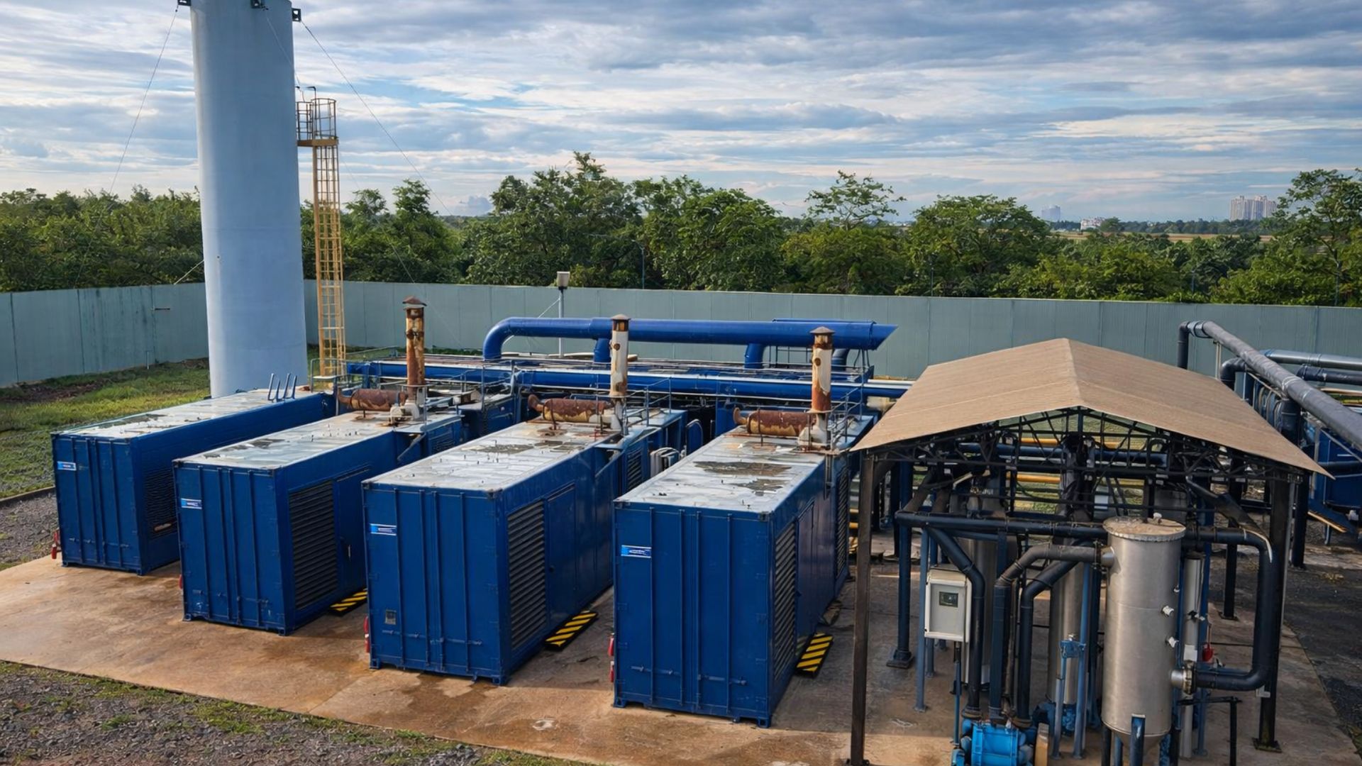 Usina de geração de energia a partir de biogás no aterro sanitário de São José dos Campos, com geradores azuis e estrutura industrial para produção de eletricidade limpa.