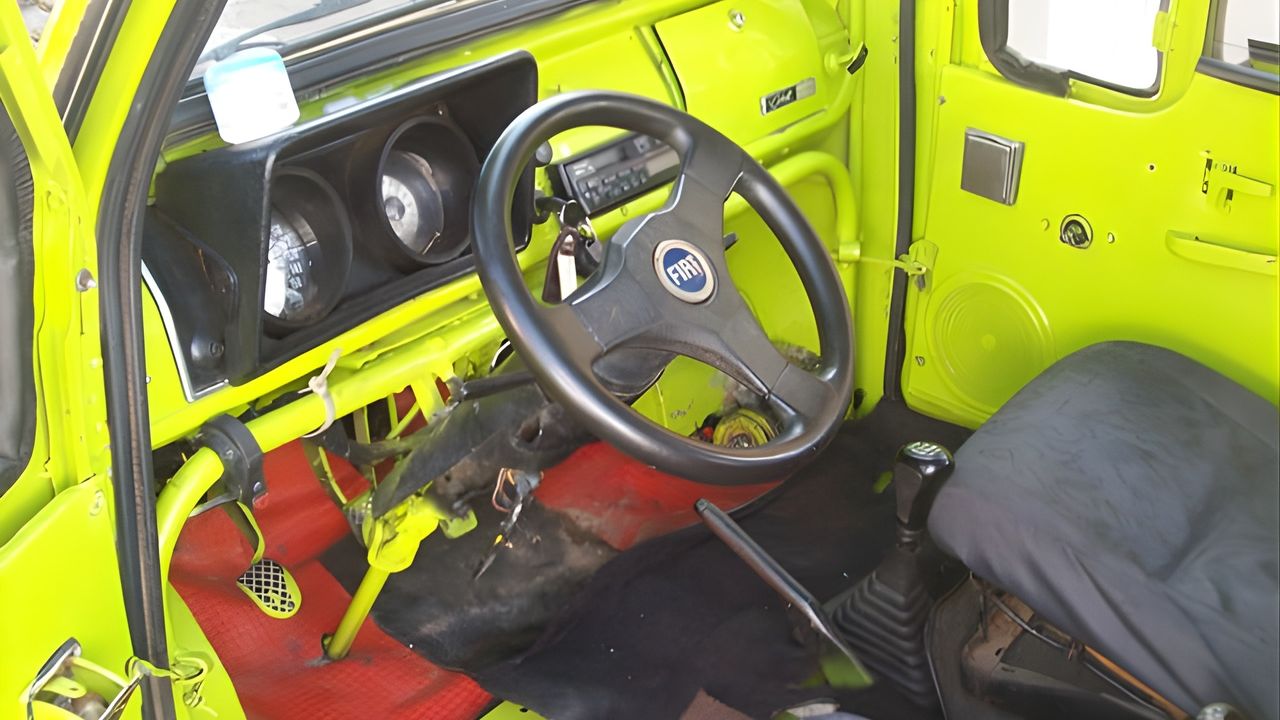 Sin dinero y sin herramientas, un ex-mendigo paraibano juntó por cuatro meses R$ 450, compró chapas de acero mientras todos se reían y decían que estaba loco y construyó solo, con martillo y cincel, un coche artesanal que alcanzó 80 km/h en la carretera