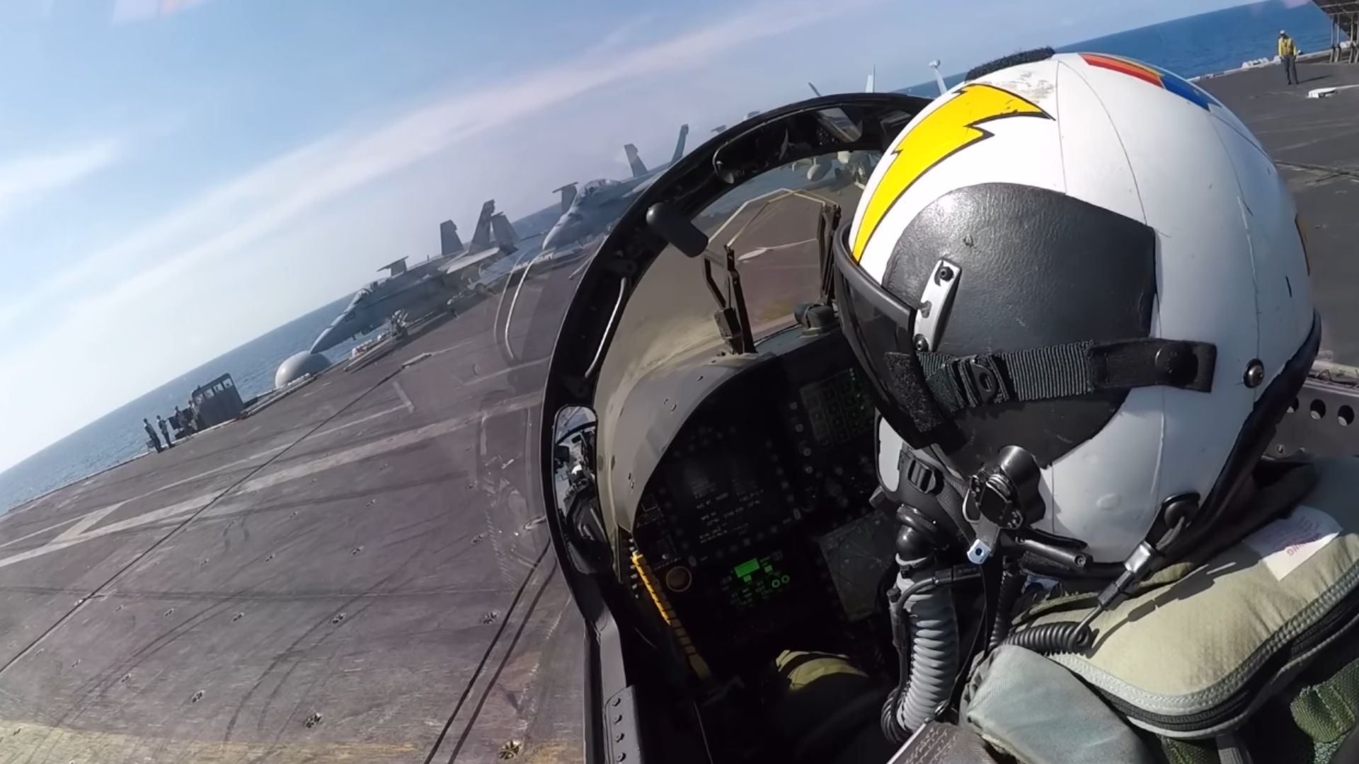 Caça F/A-18 Super Hornet sendo lançado por catapulta em porta-aviões da Marinha dos Estados Unidos.