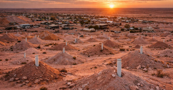 Vista aérea de Coober Pedy com montes de areia e tubos de ventilação no deserto australiano