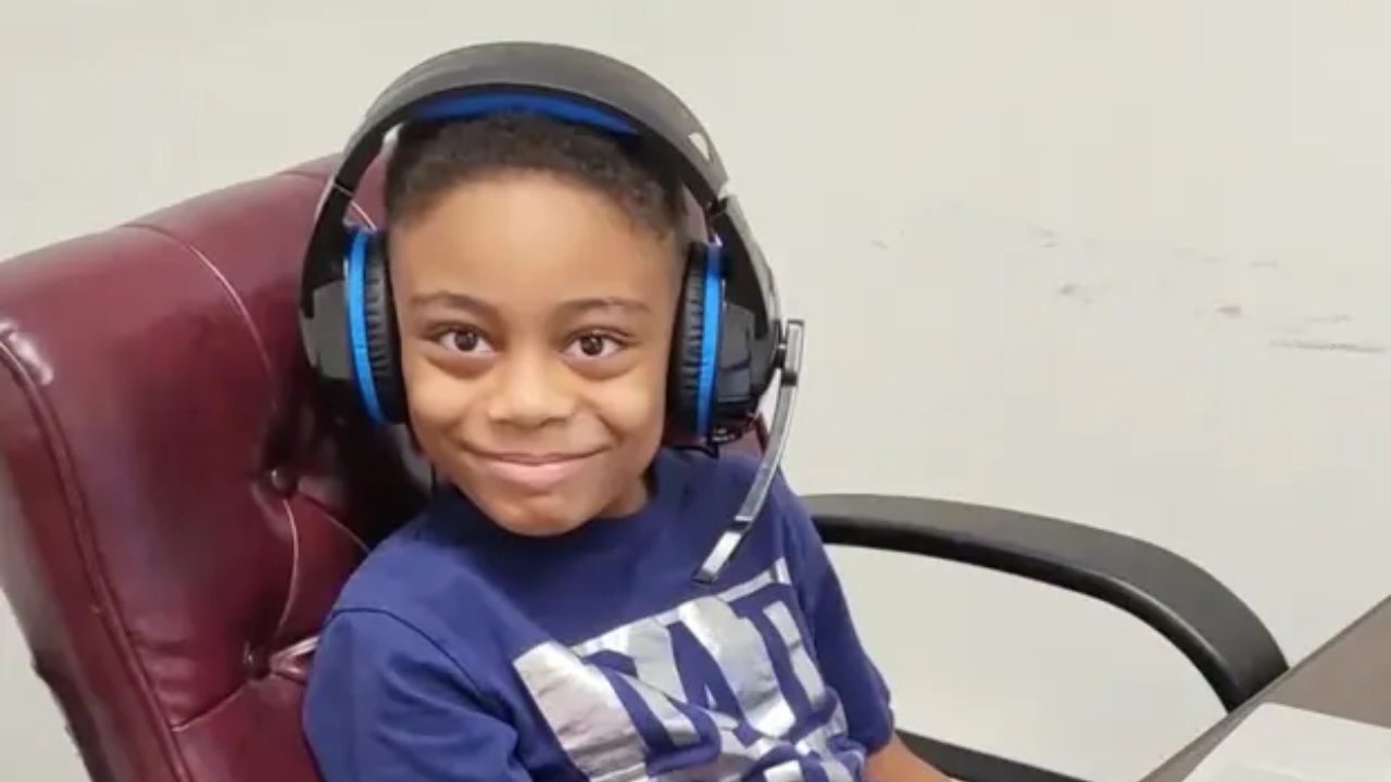 Menino de 9 anos surpreende família e professores ao concluir o ensino médio e se matricular na Southern New Hampshire University, tornando-se um dos universitários mais jovens da instituição enquanto ainda brinca e constrói aviões de papel em casa