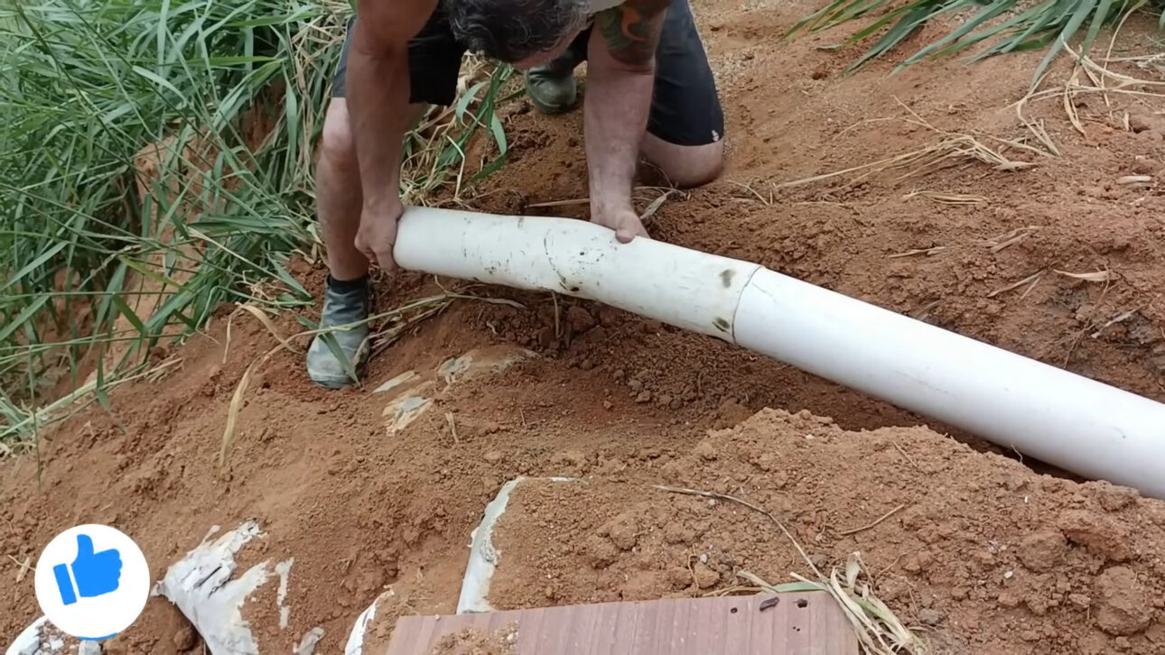 Adiós fosa cara: productor rural enseña biodigestor con tambor plástico y tubos de PVC que trata aguas residuales domésticas, genera biofertilizante y puede costar menos de R$ 1.200, sustituyendo sistema convencional de hasta R$ 5.000