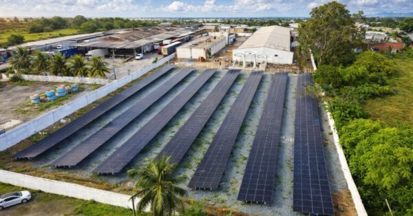 Usina fotovoltaica de solo do TRE-PB com fileiras de painéis solares instalada no anexo do tribunal no Distrito Industrial de João Pessoa.