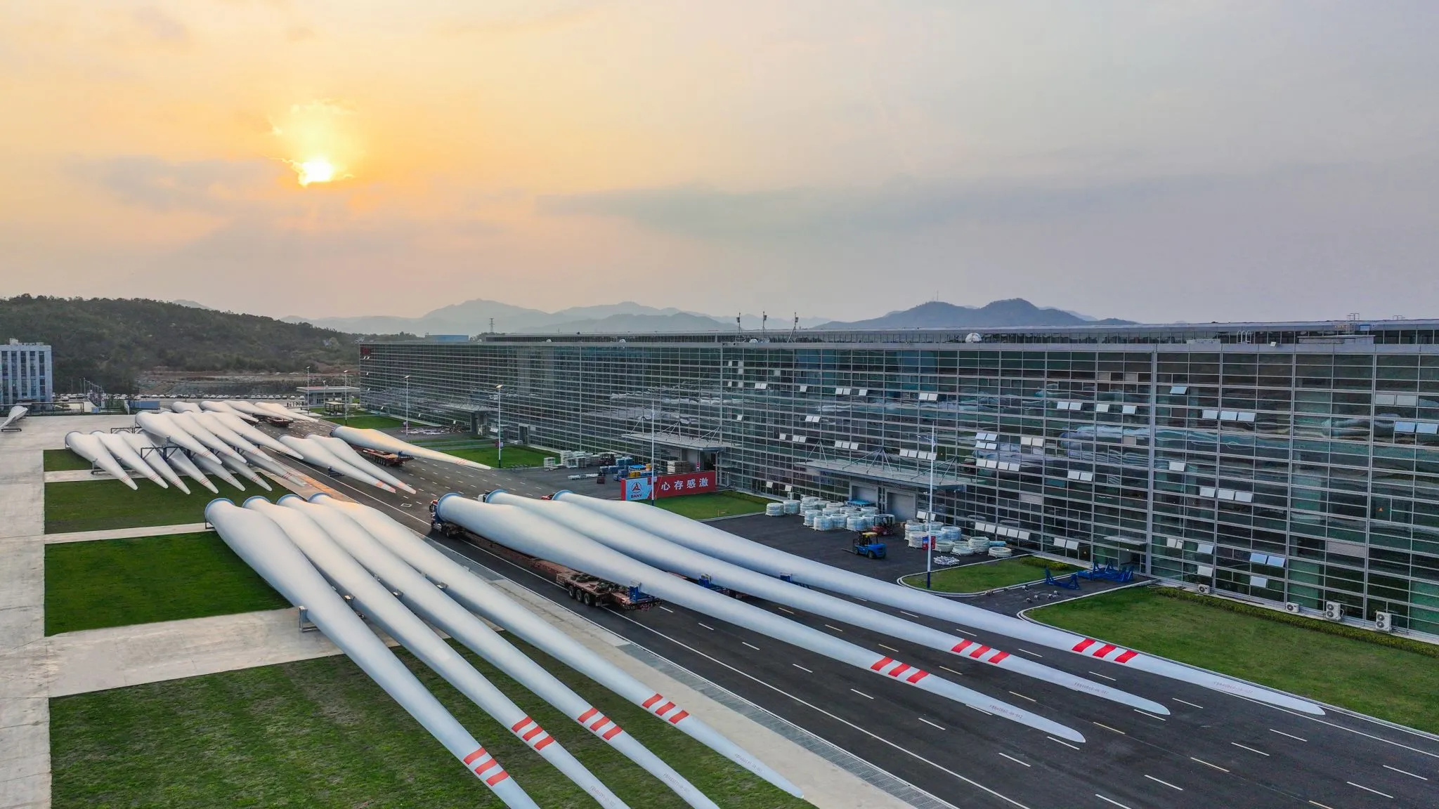 Com 131 metros de comprimento, maior que um campo de futebol e fabricada em menos de 30 horas por robôs numa fábrica na Mongólia Interior, a maior pá de turbina eólica terrestre do mundo foi instalada em outubro de 2024 em uma turbina de 15 MW cujo rotor varre cerca de 57.000 metros quadrados de área