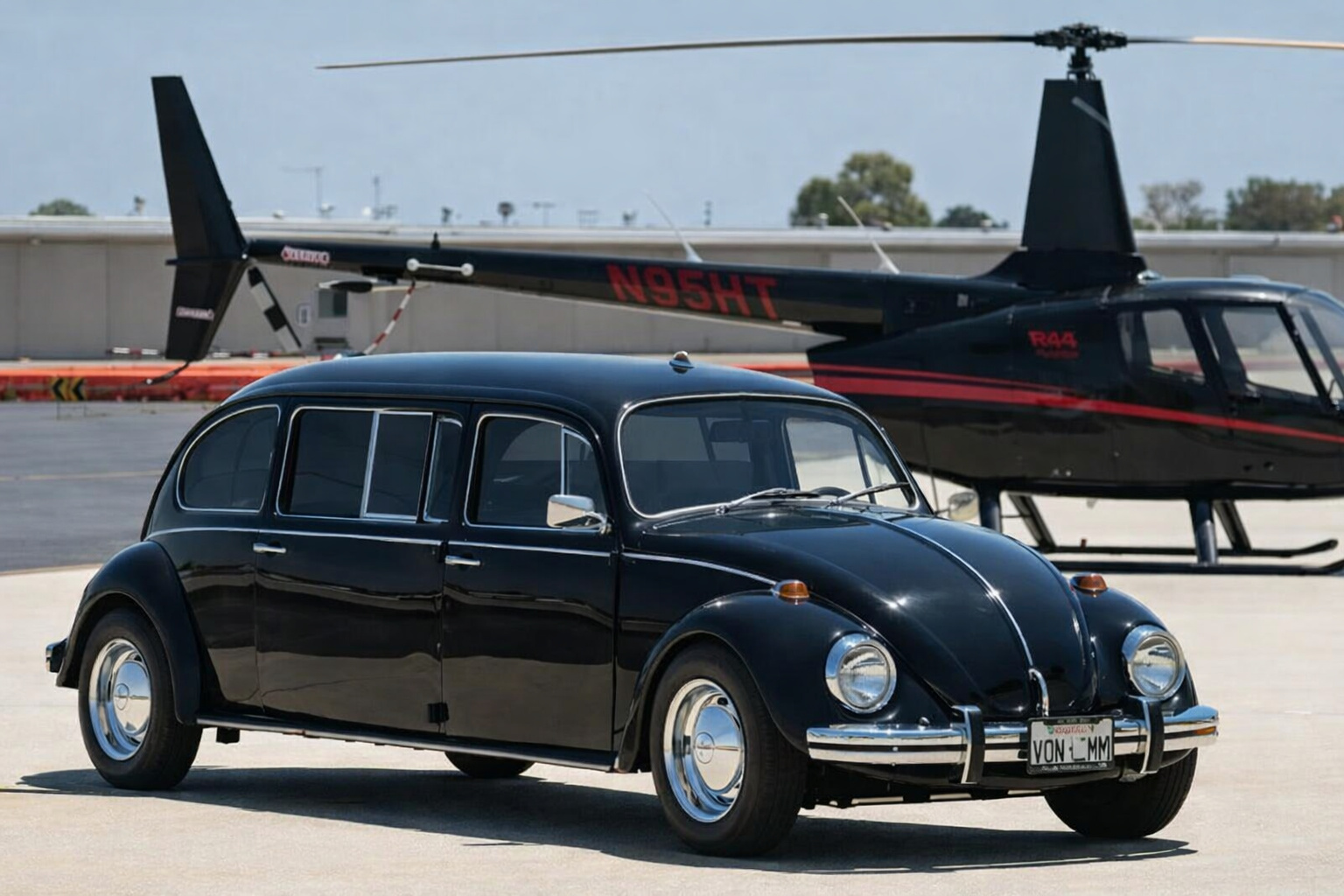 Fusca limousine preto alongado estacionado em pista de aeroporto com helicóptero ao fundo, representando a versão rara e luxuosa do Volkswagen Fusca criada nos anos 1960.