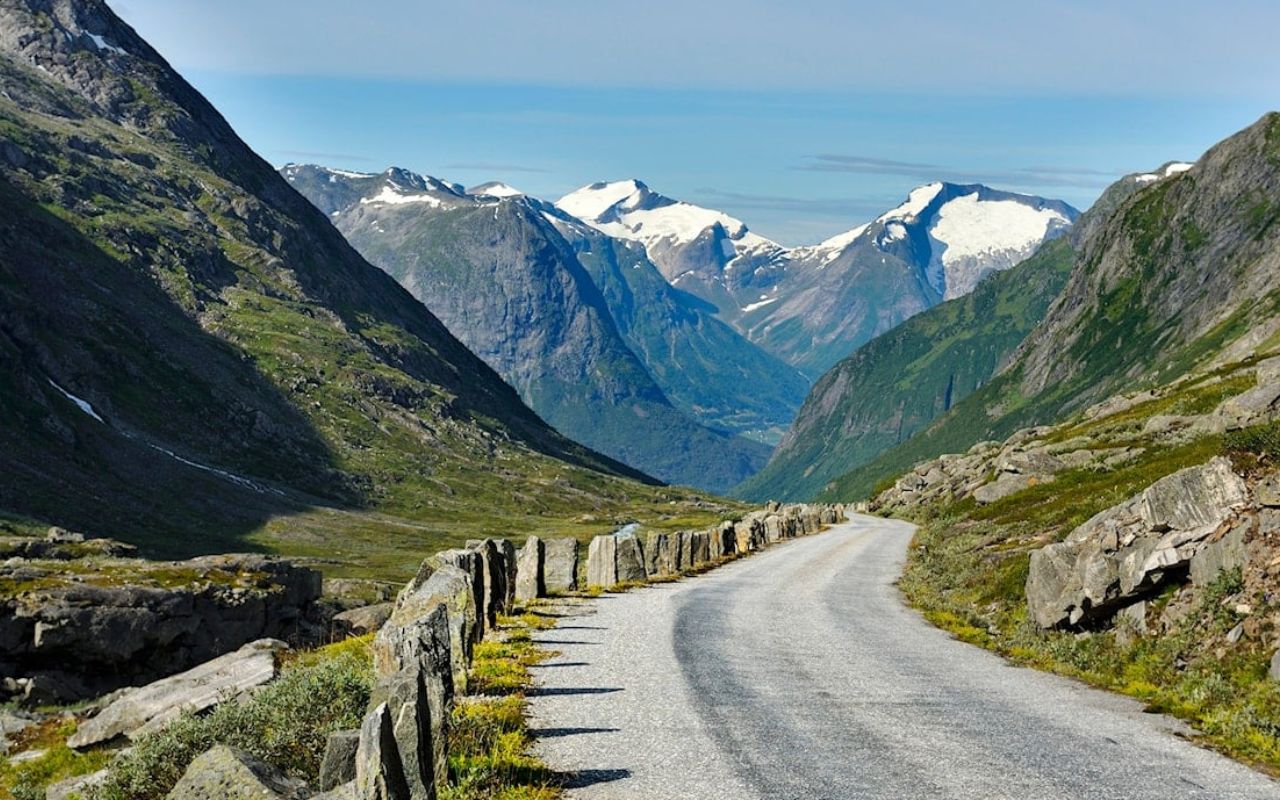 A Gamle Strynefjellsvegen é uma estrada histórica da Noruega construída em 1894. O trajeto de 27 km atravessa os Alpes Nórdicos, alcança 1.139 metros de altitude e revela paisagens cercadas por geleiras.