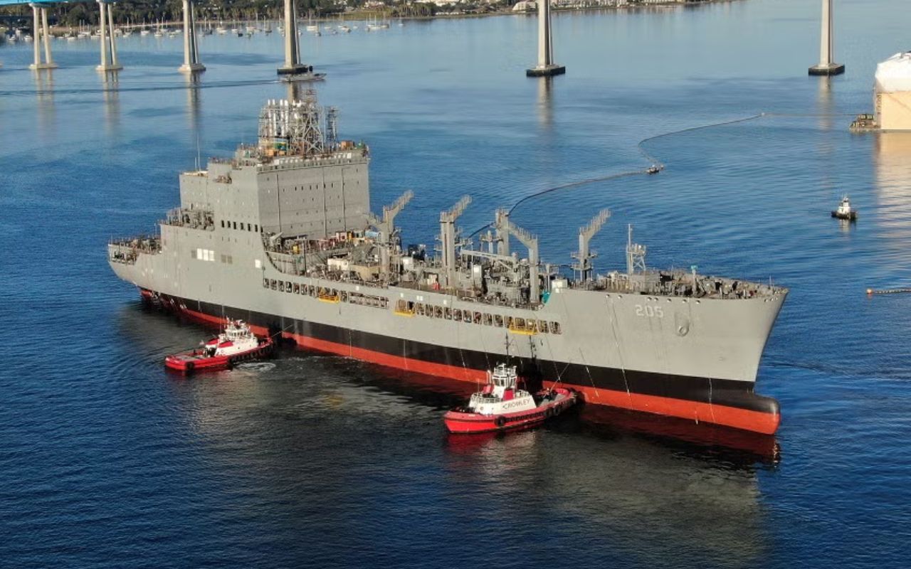 O navio John Lewis integra uma nova geração de petroleiros militares capazes de transportar 156 mil barris de combustível e sustentar operações navais em todo o mundo.