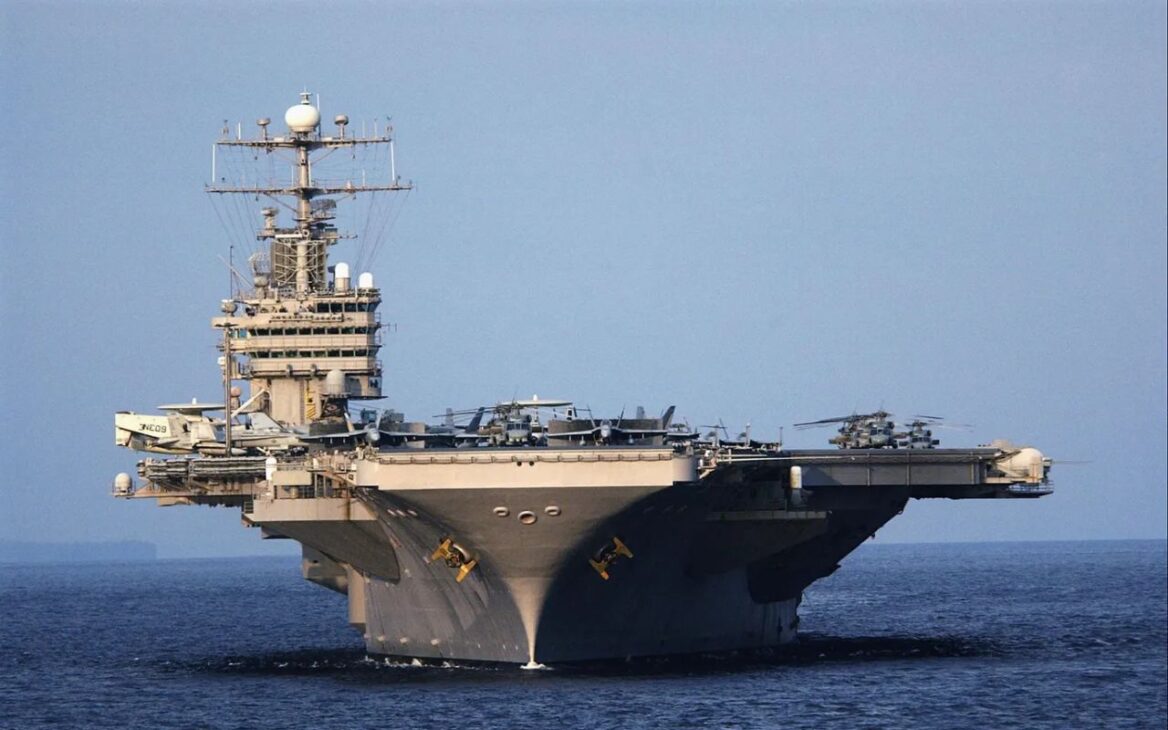 EE.UU. rechazan alegaciones de ataques con misiles iraníes al portaaviones USS Abraham Lincoln y afirman que la embarcación sigue operacional.