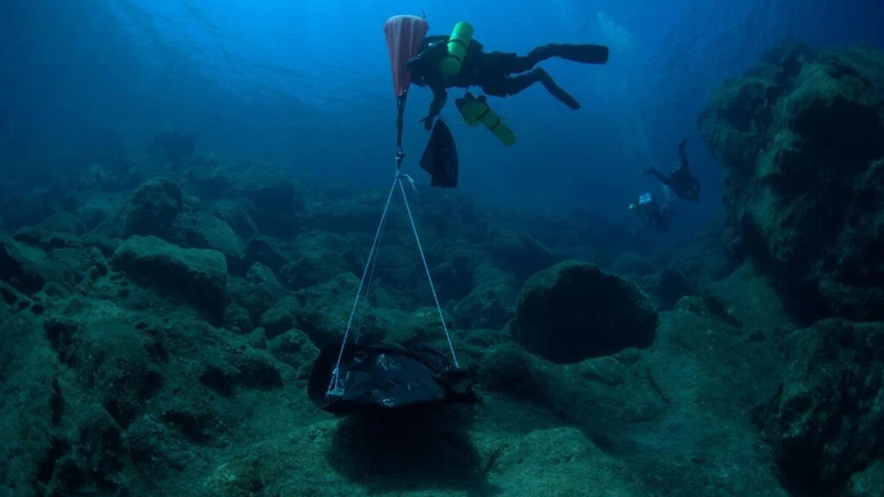 O naufrágio mais famoso do mundo, o mesmo que guardava o computador astronômico mais antigo da história, foi escavado novamente e arqueólogos encontraram partes do casco do navio ainda encaixadas, confirmando que os gregos construíam embarcações de fora para dentro dois mil anos antes das evidências arqueológicas conhecidas