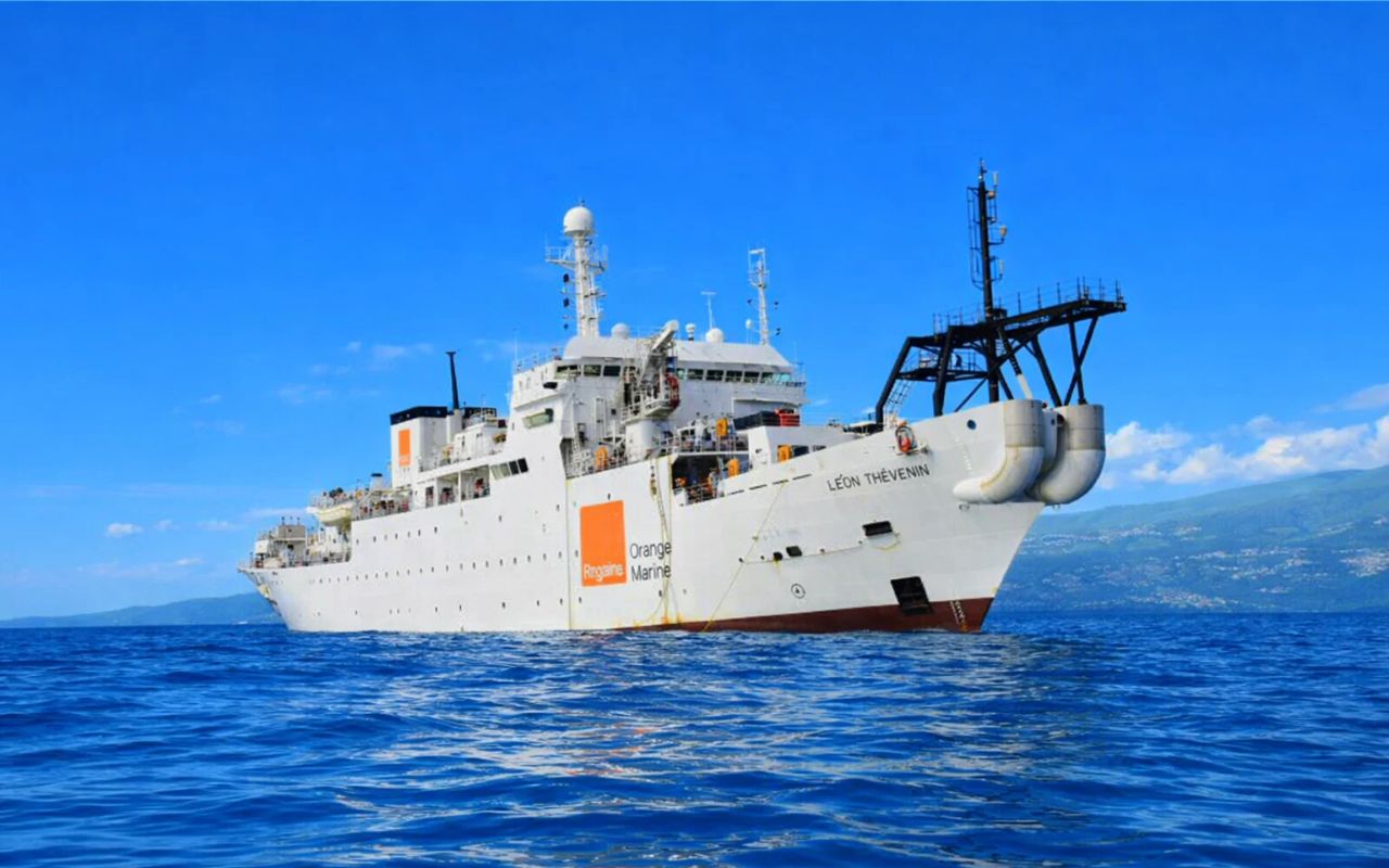 O navio Léon Thévenin atua no reparo de cabos submarinos ao redor da África há décadas, restaurando conexões de internet essenciais para milhões de pessoas.