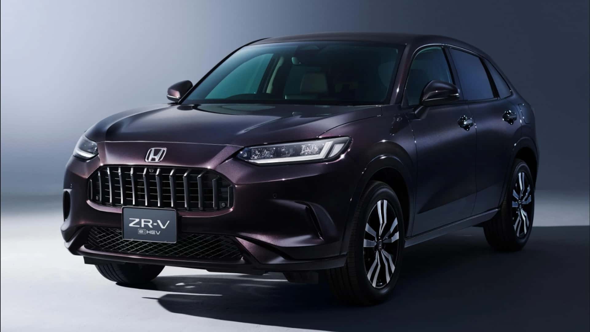 Honda ZR-V ganha versão Cross híbrida no Japão com sistema e:HEV do Civic. Veja o que muda e a situação do modelo 2026 no Brasil. (Imagem: Reprodução/Motor1)