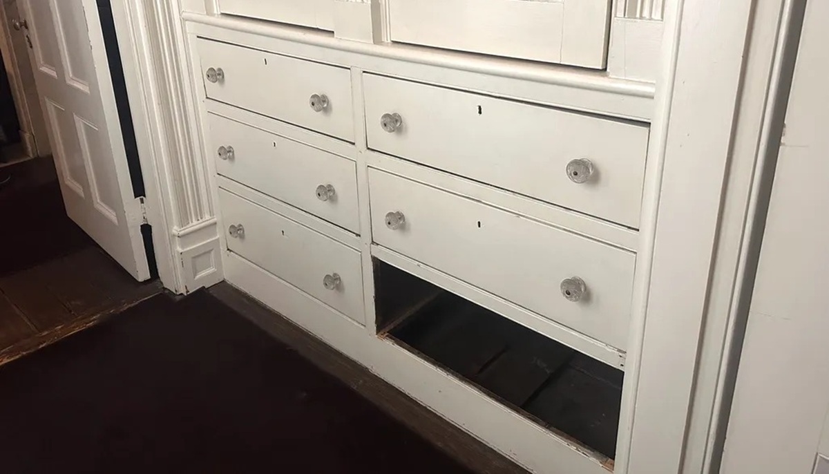 Passagem secreta sob gaveta em casa histórica de 1832 em Manhattan revela túnel de 4,5 metros e possível ligação com a Ferrovia Subterrânea.