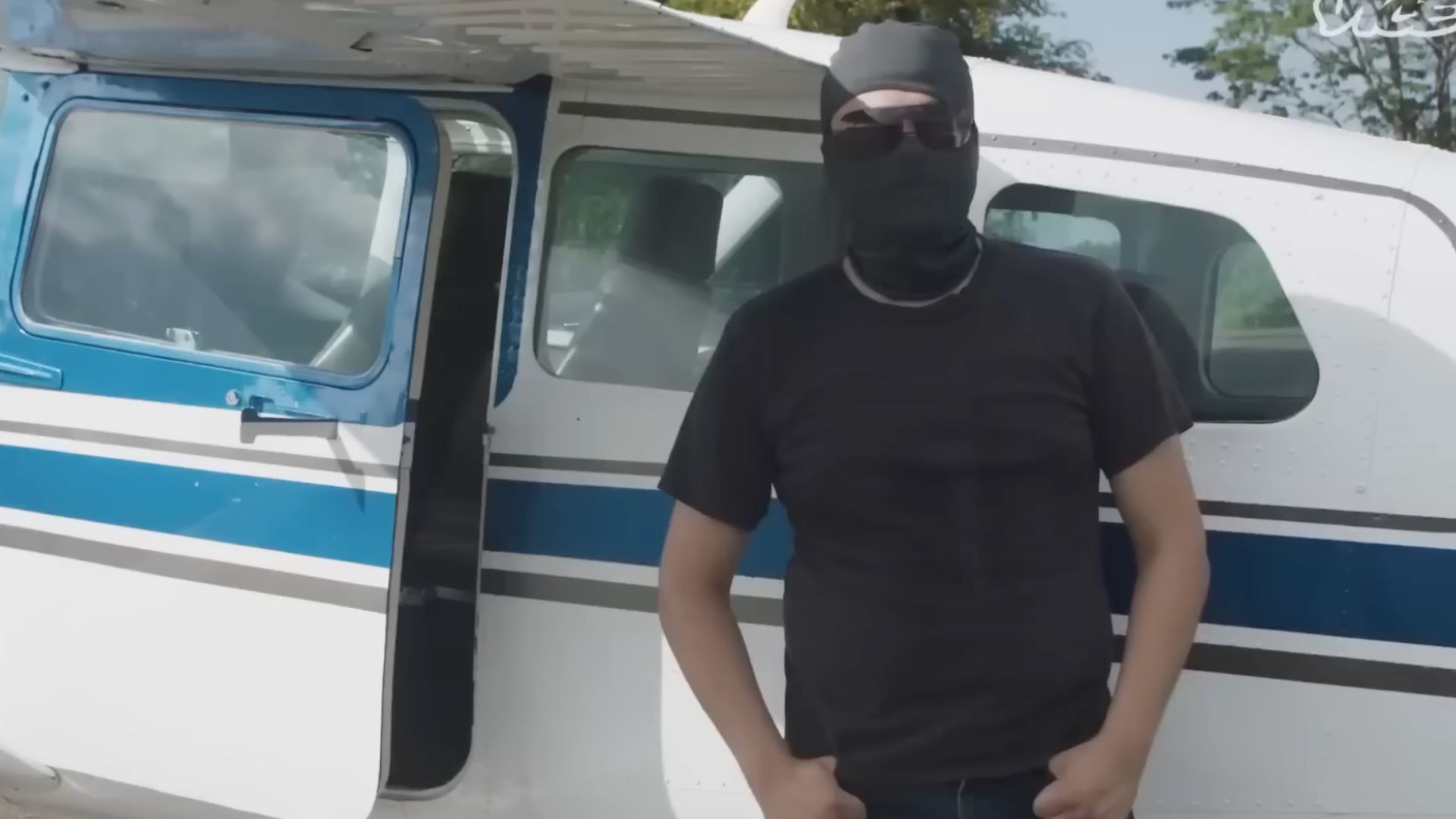 Avião clandestino pousando em pista improvisada no México