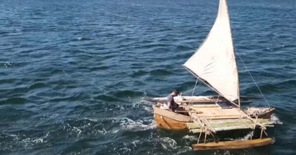 Canoa escavada artesanal navegando em mar aberto durante projeto de sobrevivência conduzido por Outback Mike na Austrália