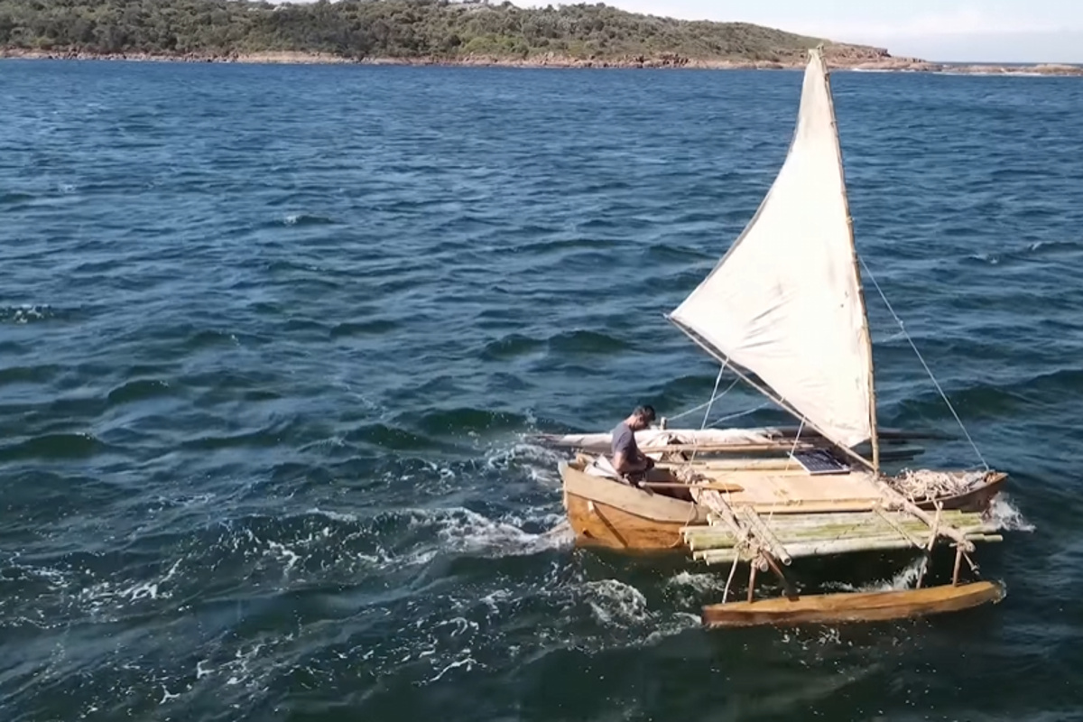 Canoa escavada artesanal navegando em mar aberto durante projeto de sobrevivência conduzido por Outback Mike na Austrália