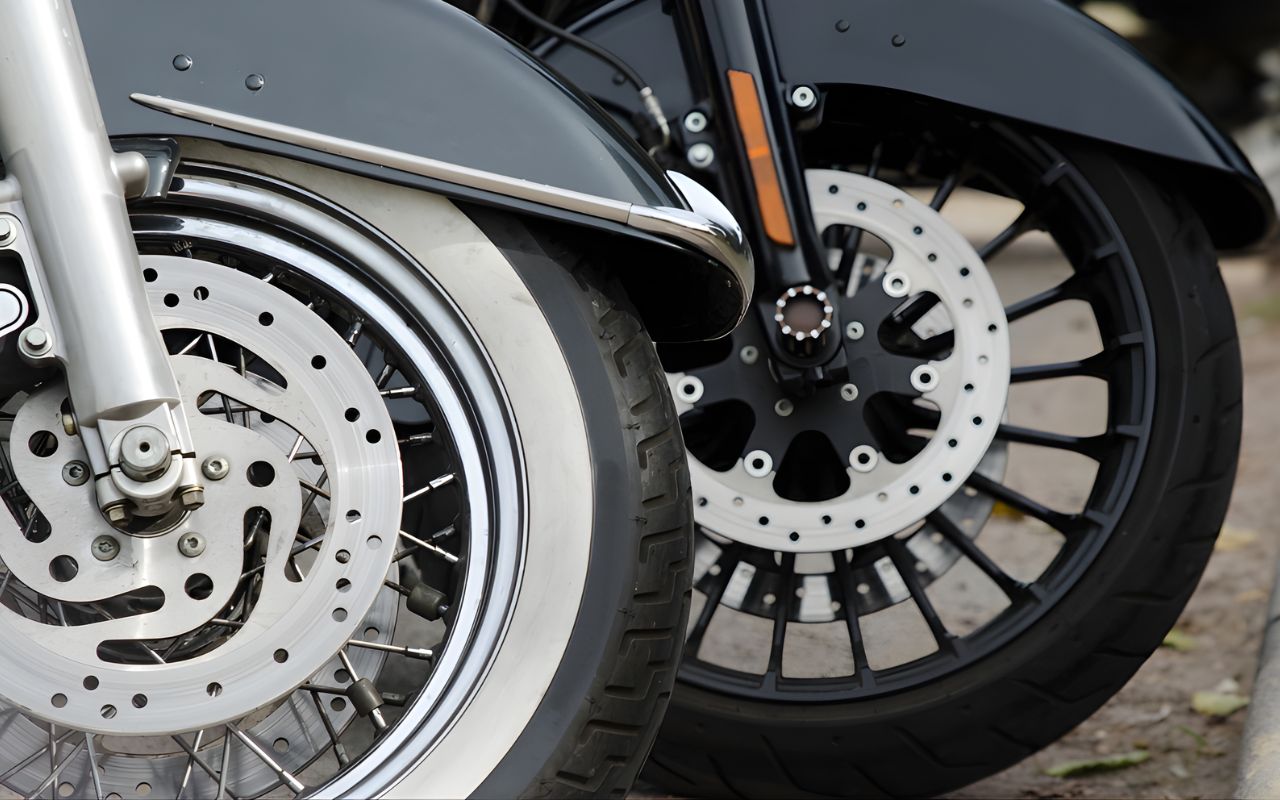 Os pneus brancos das motos antigas nasceram de limitações técnicas e do alto custo do negro de fumo. Entenda como a solução industrial virou tendência retrô.