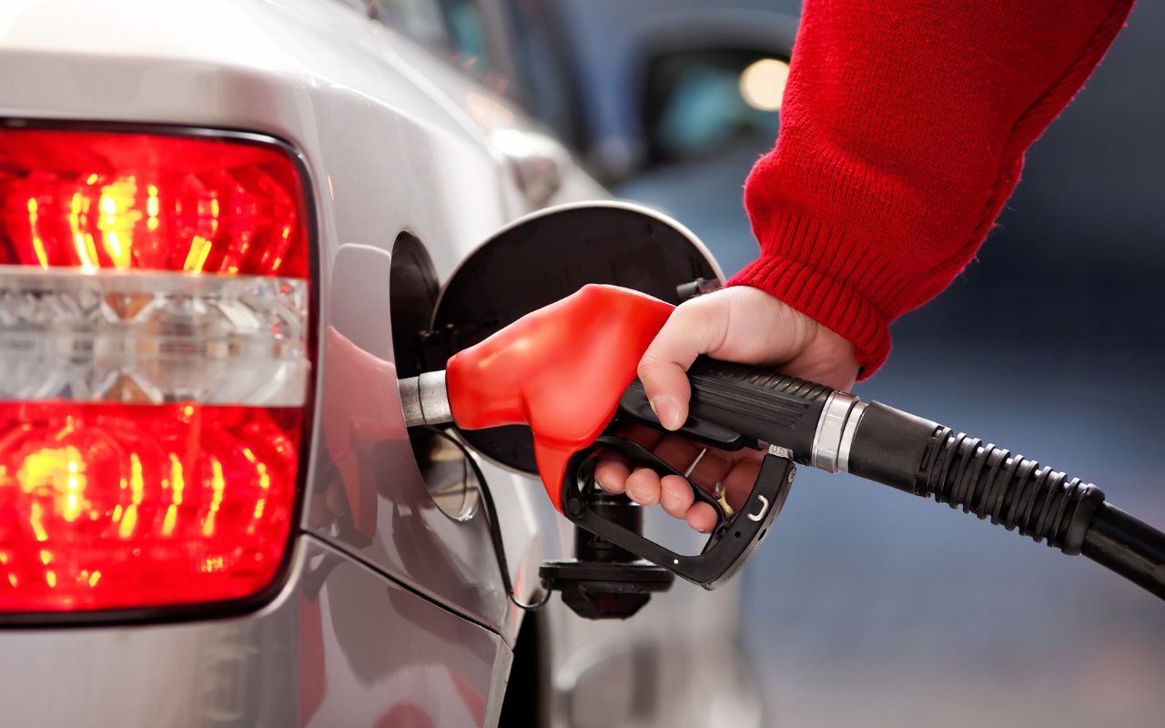 Saiba por que a tampa do tanque de gasolina fica em lados diferentes no carro, quais fatores influenciam essa escolha e como descobrir facilmente onde abastecer.