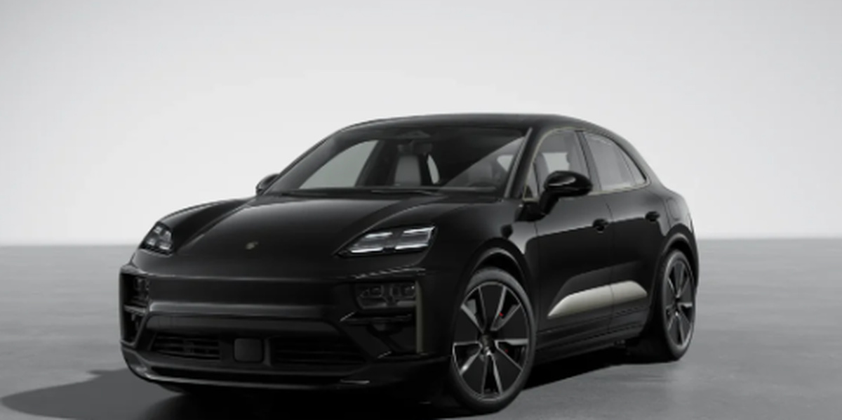 SUV da Porsche em cor preta representando o novo modelo a combustão eletrificado que será lançado até 2030 ao lado do Macan EV