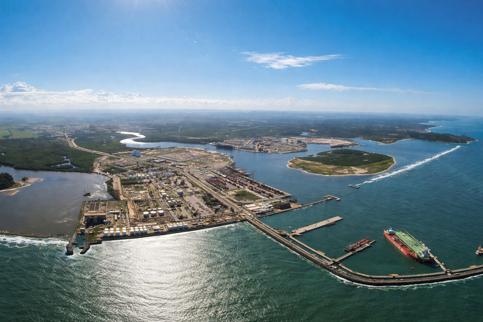 Vista aérea do Complexo Industrial Portuário de Suape, em Pernambuco, com navios atracados, terminais logísticos e infraestrutura portuária moderna no litoral nordestino.