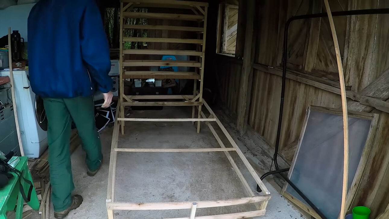 Fin del desperdicio en la cosecha: productor rural monta deshidratador solar con cajón de madera, malla y plástico transparente por menos de R$ 120 que deshidrata hasta 5 kg de frutas o hierbas en 2 días sin energía y permite conservar alimentos por hasta 12 meses