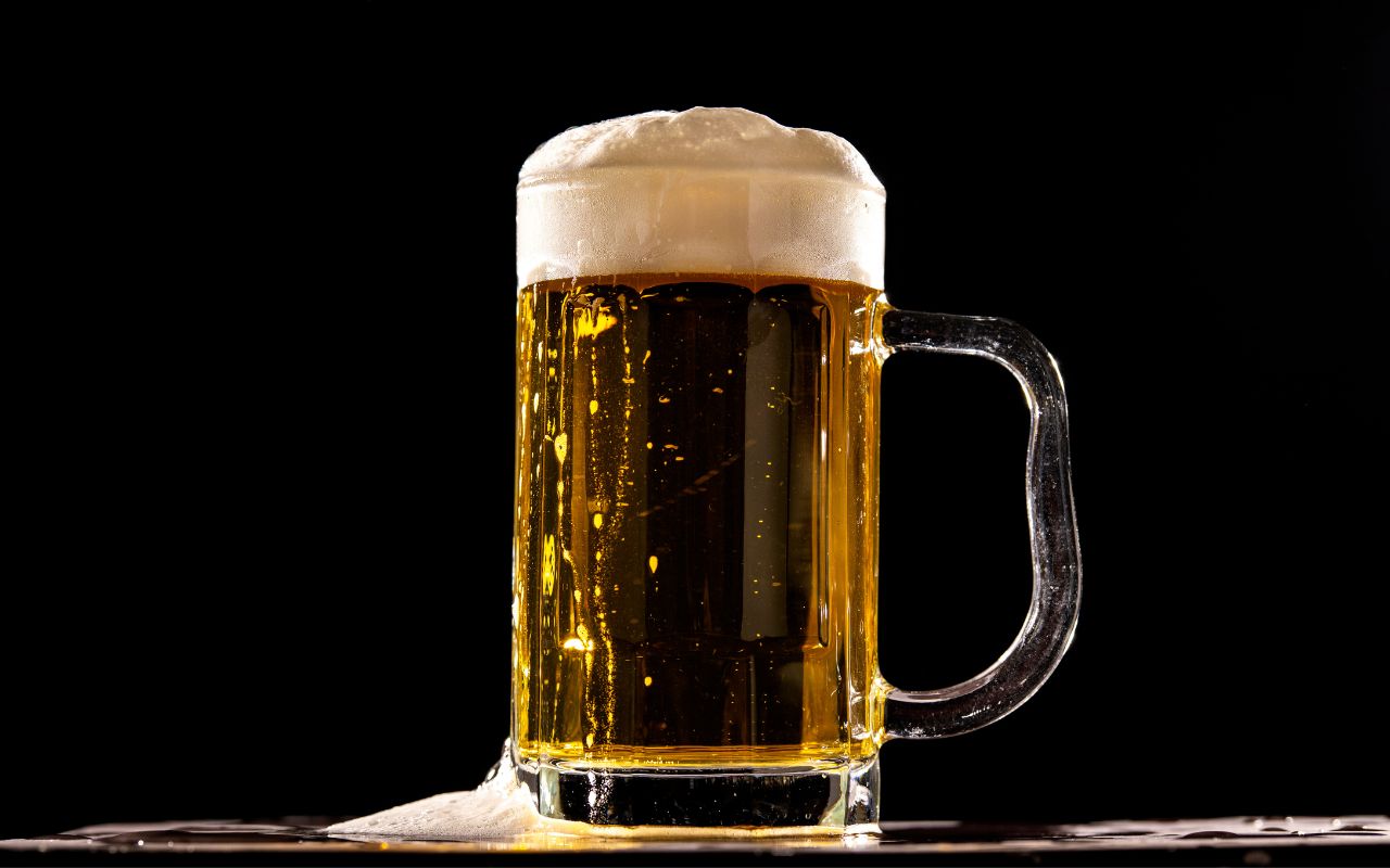 Estudos de ciência mostram que, após os 30 anos, o corpo metaboliza o álcool mais lentamente, aumentando os sintomas de ressaca e prolongando o mal-estar no dia seguinte.