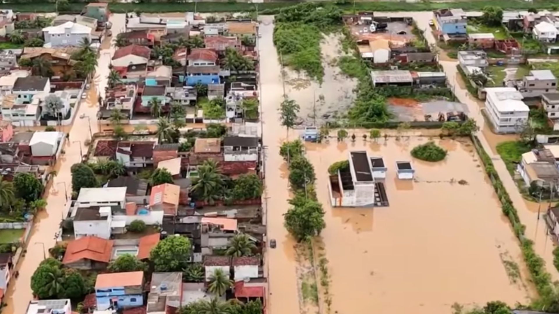 Cidade de Rio das Ostras alagada após 190 mm de chuva em 24 horas no estado do RJ.