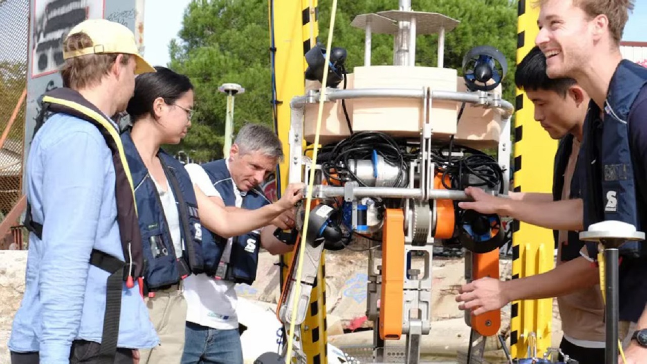 Equipado con IA entrenada en 7.500 imágenes, el robot submarino Smart Grapple se sumerge más de 300 metros en el fondo del océano para identificar basura entre la vida marina y agarrar objetos de hasta 250 kg, reemplazando a buzos en misiones de limpieza que pueden operar 24 horas al día