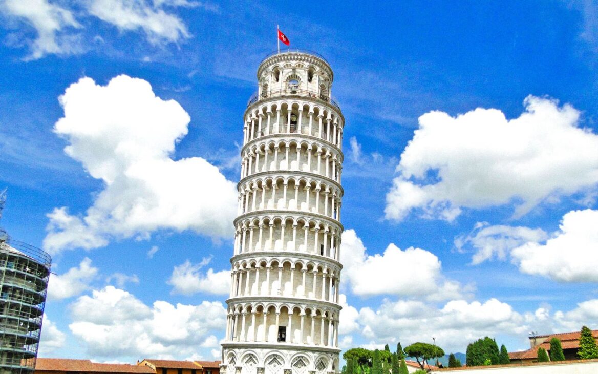 Entienda por que a Torre de Pisa ficou inclinada, os erros de engenharia, o solo instável e as soluções que evitaram seu colapso ao longo dos séculos. Foto: Canva