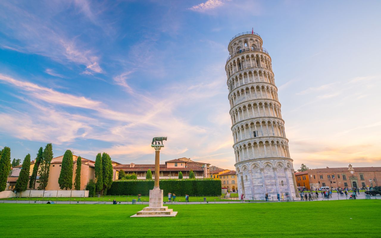 Entenda por que a Torre de Pisa ficou inclinada, os erros de engenharia, o solo instável e as soluções que evitaram seu colapso ao longo dos séculos.