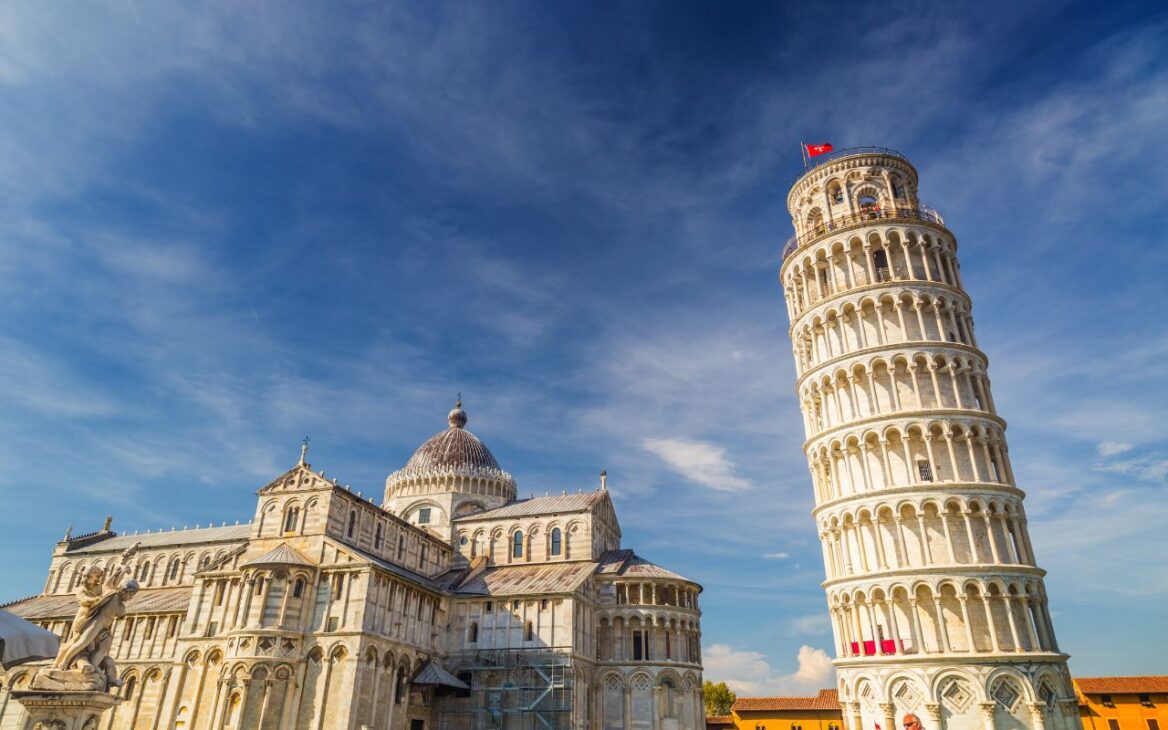 Entenda por que a Torre de Pisa ficou inclinada, os erros de engenharia, o solo instável e as soluções que evitaram seu colapso ao longo dos séculos. Foto: Canva