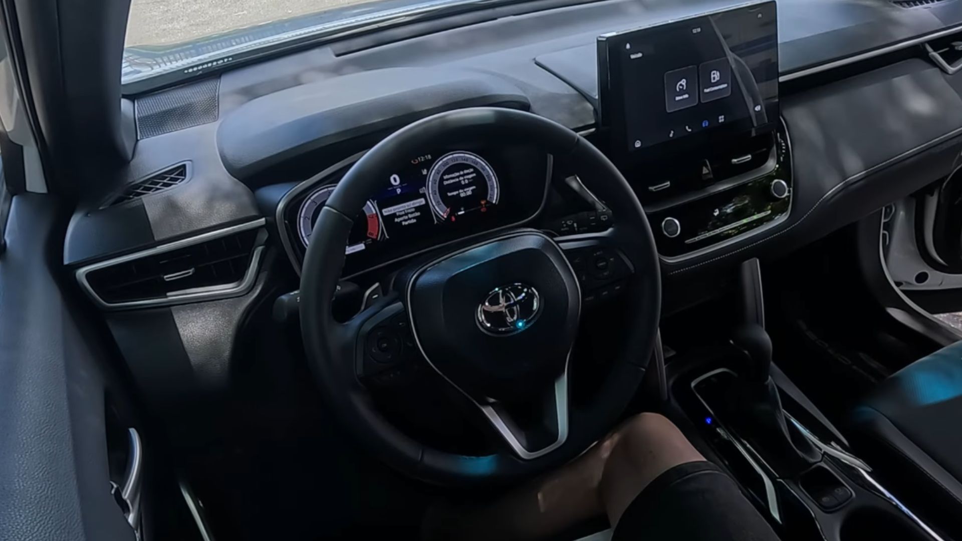 SUV Toyota Corolla Cross 2026 estacionado em ambiente urbano destacando design moderno e faróis LED.