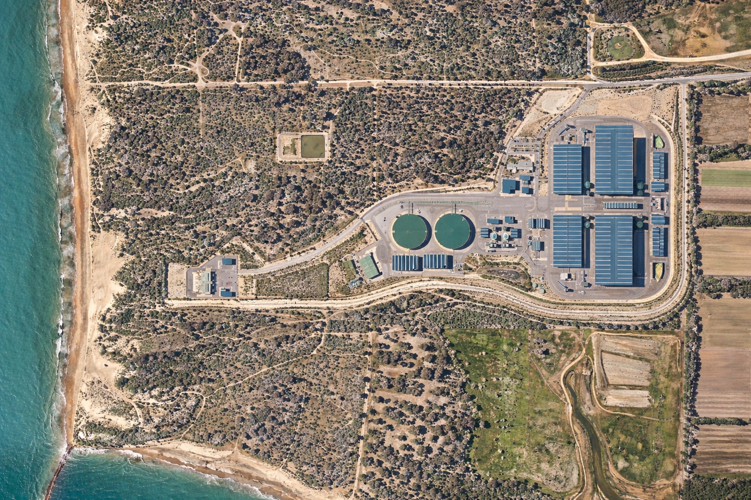 Após a “seca do milênio” que devastou reservatórios entre 2000 e 2009, a Austrália investiu em 6 gigantes usinas de dessalinização, com Perth operando a primeira planta do país movida 100% por energia eólica que já fornece 47% da água da cidade, enquanto o governo aprova 11 novos projetos avaliados em US$ 15 bilhões até 2035 para garantir abastecimento no continente habitado mais seco do planeta