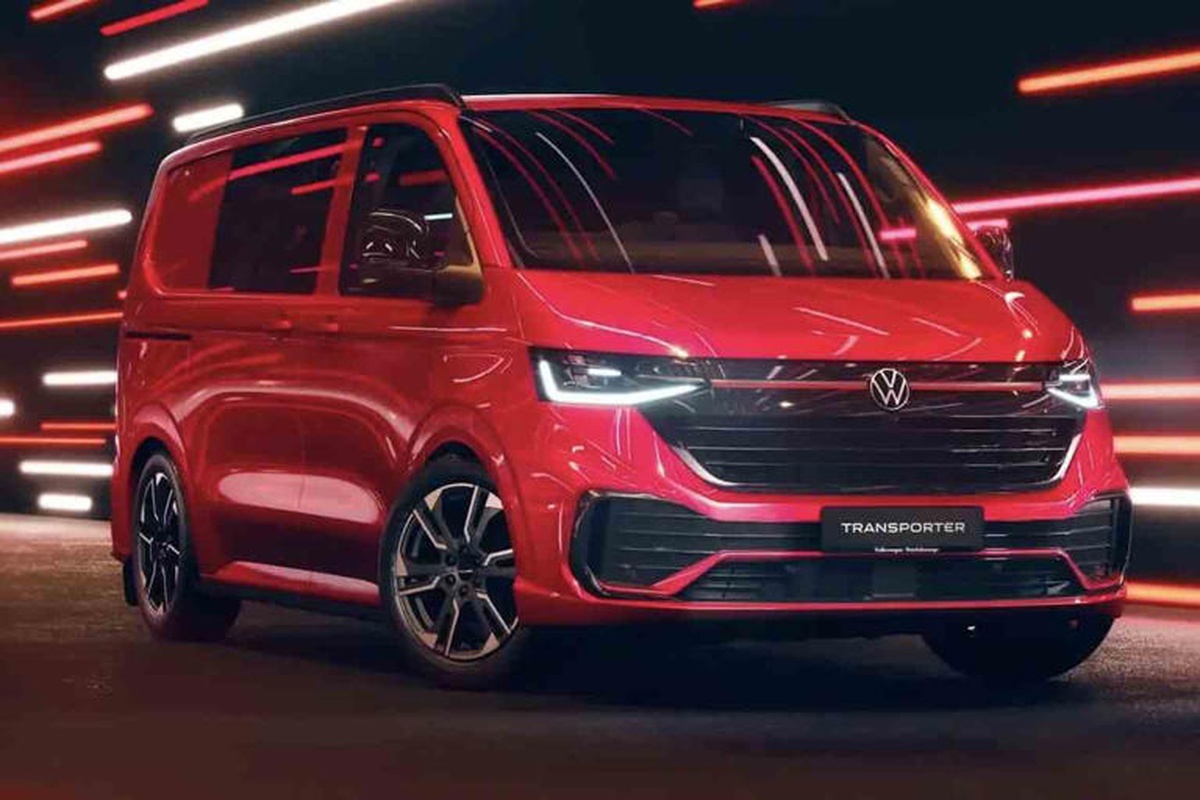 Volkswagen Transporter Sportline vermelha vista de frente com rodas esportivas, detalhes em vermelho na grade e visual inspirado na linha GTI